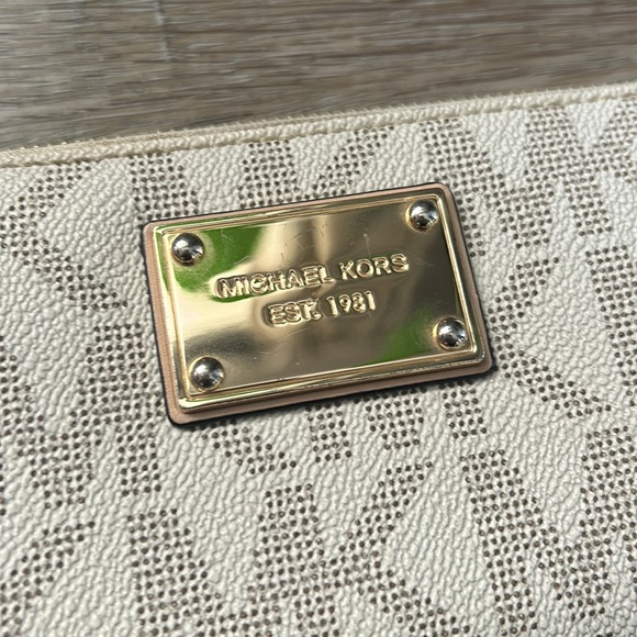 Michael Kors White Zip Wallet - Picture 5 of 7